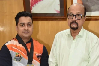 राज्यपाल ने स्वर्ण पदक विजेता आर्मरेसलर श्रीमंत झा को दी बधाई