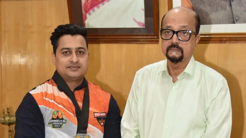 राज्यपाल ने स्वर्ण पदक विजेता आर्मरेसलर श्रीमंत झा को दी बधाई