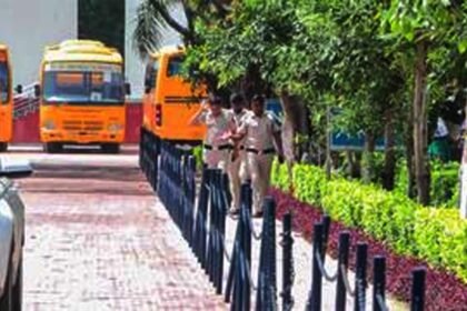 चार स्कूलों को बम से उड़ाने की धमकी, एक आर्मी तो एक सीआरपीएफ का स्कूल भी शामिल; ईमेल के स्रोत की तलाश