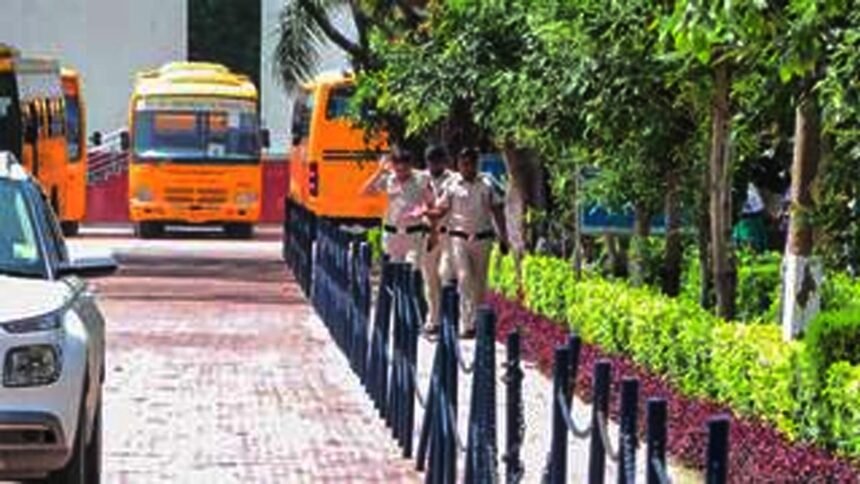 चार स्कूलों को बम से उड़ाने की धमकी, एक आर्मी तो एक सीआरपीएफ का स्कूल भी शामिल; ईमेल के स्रोत की तलाश