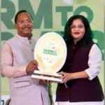 किसान नेत्री रत्नावली कौशल को कृषि मंत्री रामविचार नेताम ने किया सम्मानित