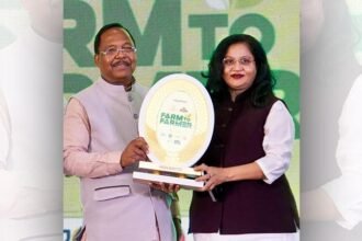 किसान नेत्री रत्नावली कौशल को कृषि मंत्री रामविचार नेताम ने किया सम्मानित