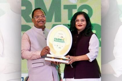 किसान नेत्री रत्नावली कौशल को कृषि मंत्री रामविचार नेताम ने किया सम्मानित
