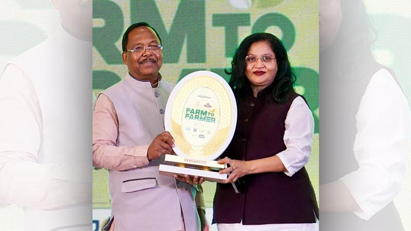 किसान नेत्री रत्नावली कौशल को कृषि मंत्री रामविचार नेताम ने किया सम्मानित