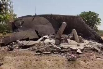 निगम प्रशासन की लापरवाही से 10 साल से बंद पड़ी पानी टंकी ढही, बर्बाद हुआ हजारों लीटर पानी, लोगों में आक्रोश