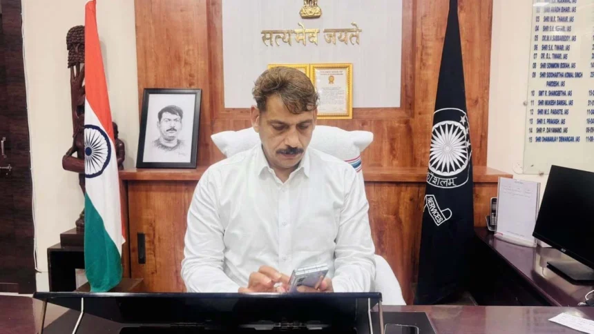 सड़क की कटिंग करवा कर की जांच, नहर लाइनिंग और एनीकट निर्माण की परखी गुणवत्ता