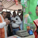 मुख्यमंत्री साय ने खुद चुकाया सामान का मूल्य : मुद्रा लोन से शुरू हुई दुकान बनी आत्मनिर्भरता की मिसाल