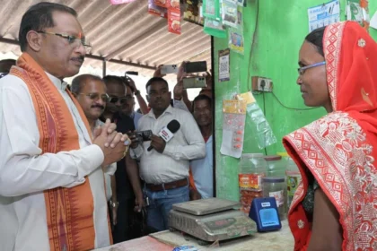 मुख्यमंत्री साय ने खुद चुकाया सामान का मूल्य : मुद्रा लोन से शुरू हुई दुकान बनी आत्मनिर्भरता की मिसाल