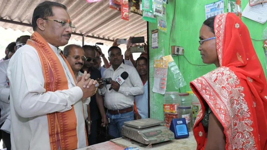 मुख्यमंत्री साय ने खुद चुकाया सामान का मूल्य : मुद्रा लोन से शुरू हुई दुकान बनी आत्मनिर्भरता की मिसाल