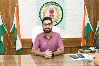 मेरिट सूची में शामिल बेटियों का कलेक्टर ने किया सम्मान