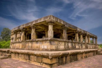 पत्थरों में उकेरी इतिहास की जीवंत गाथा : बारसूर का बत्तीसा मंदिर अद्भुत शिल्पकला का प्रतीक