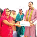 स्वास्थ्य मंत्री श्याम बिहारी जायसवाल ने अपने हाथों से सौंपा आयुष्मान कार्ड,