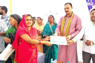 स्वास्थ्य मंत्री श्याम बिहारी जायसवाल ने अपने हाथों से सौंपा आयुष्मान कार्ड,