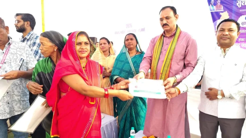 स्वास्थ्य मंत्री श्याम बिहारी जायसवाल ने अपने हाथों से सौंपा आयुष्मान कार्ड,