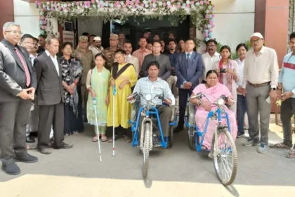 ’बैटरी चालित ट्रायसाइकिल, स्मार्ट केन एवं श्रवण यंत्र पाकर खिले हितग्राहियों के चेहरे’