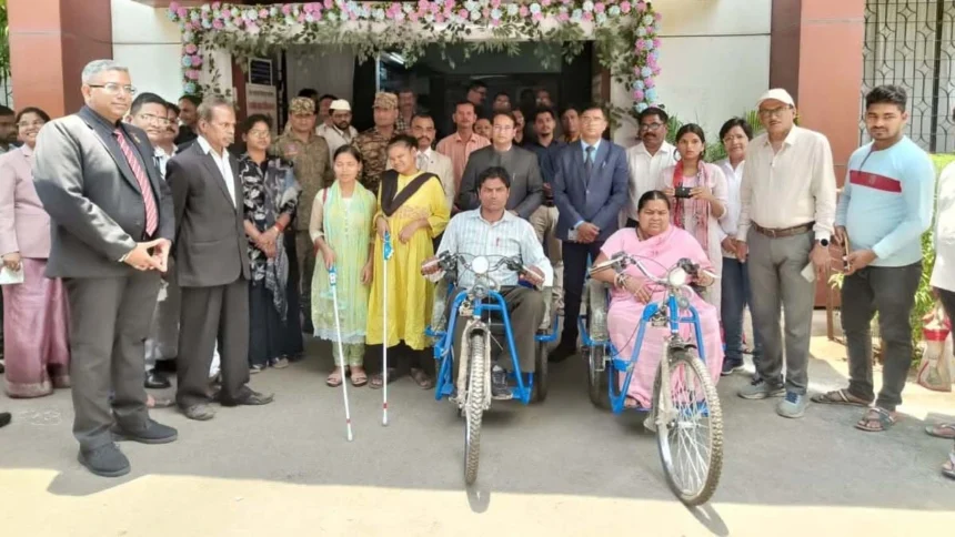 ’बैटरी चालित ट्रायसाइकिल, स्मार्ट केन एवं श्रवण यंत्र पाकर खिले हितग्राहियों के चेहरे’