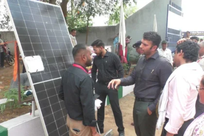 सौर पैनल मॉडल के माध्यम से ग्रामीणों को दी गई विस्तृत जानकारी