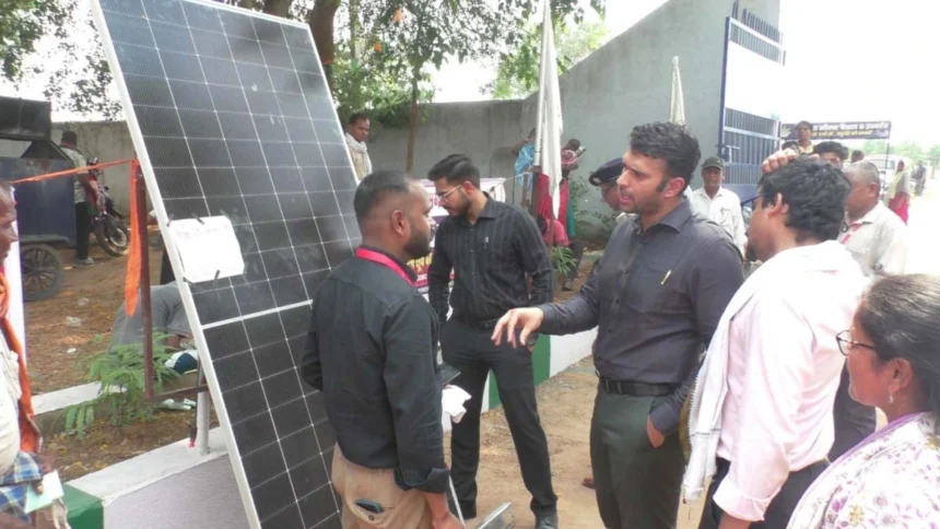 सौर पैनल मॉडल के माध्यम से ग्रामीणों को दी गई विस्तृत जानकारी