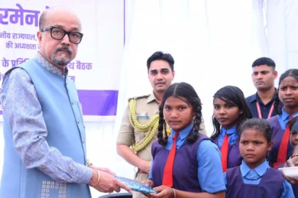 बैगा विद्यार्थियों और महिलाओं से मिले राज्यपाल, शिक्षा और आत्मनिर्भरता पर दिया जोर