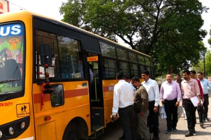 ईंधन बचत और मितव्ययिता का अनूठा उदाहरण, बसना प्रशासन की सामूहिक बस यात्रा