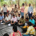 बाइक पर सवार होकर नक्सलियों के गढ़ रहे गांवों में पहुंचे कलेक्टर-सीईओ
