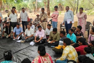 बाइक पर सवार होकर नक्सलियों के गढ़ रहे गांवों में पहुंचे कलेक्टर-सीईओ