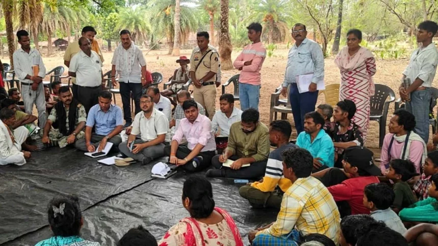 बाइक पर सवार होकर नक्सलियों के गढ़ रहे गांवों में पहुंचे कलेक्टर-सीईओ