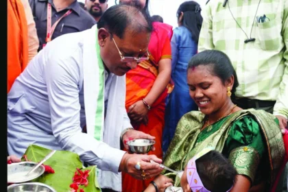 मुख्यमंत्री विष्णु देव साय ने बच्चों को कराया अन्नप्राशन