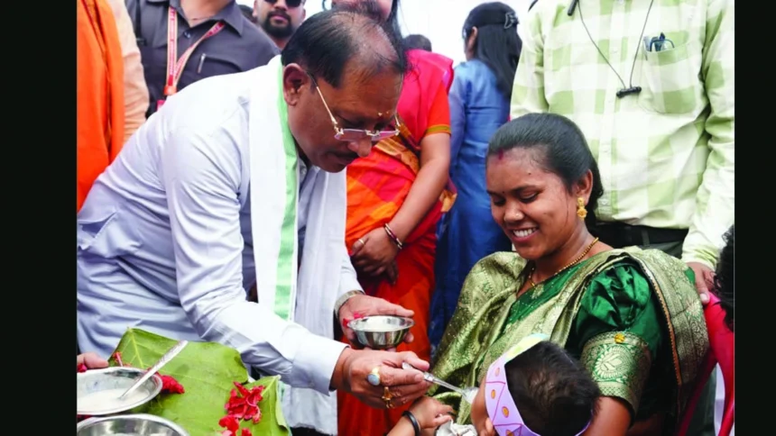 मुख्यमंत्री विष्णु देव साय ने बच्चों को कराया अन्नप्राशन