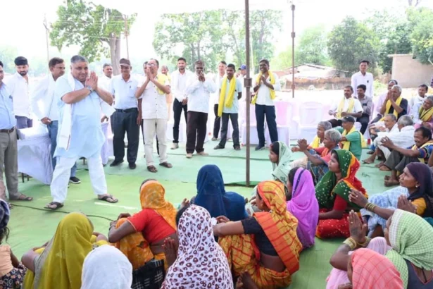 ग्राम हरिहरपुर में जनता से सीधा संवाद, त्वरित निराकरण के लिए अधिकारियों को दिए निर्देश