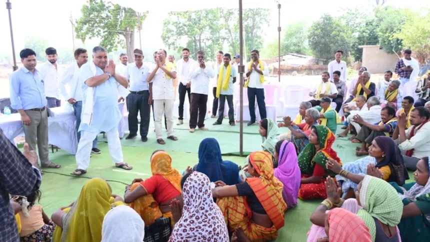 ग्राम हरिहरपुर में जनता से सीधा संवाद, त्वरित निराकरण के लिए अधिकारियों को दिए निर्देश
