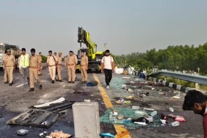 रफ्तार बनी काल, पलटने के बाद लगभग 100 मीटर तक सड़क पर घिसटती चली गई बस, सड़क पर बिछी लाशें