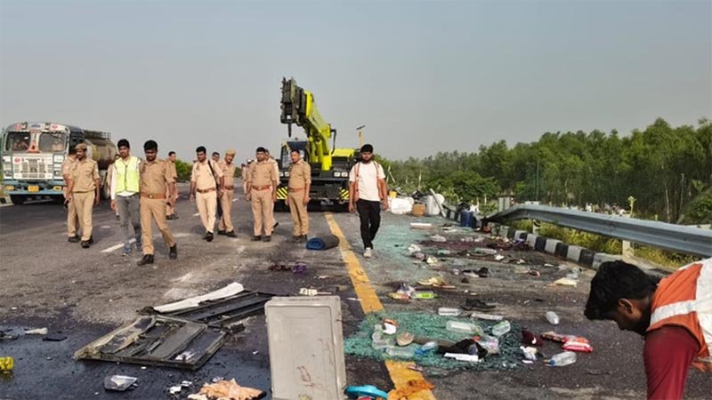 रफ्तार बनी काल, पलटने के बाद लगभग 100 मीटर तक सड़क पर घिसटती चली गई बस, सड़क पर बिछी लाशें