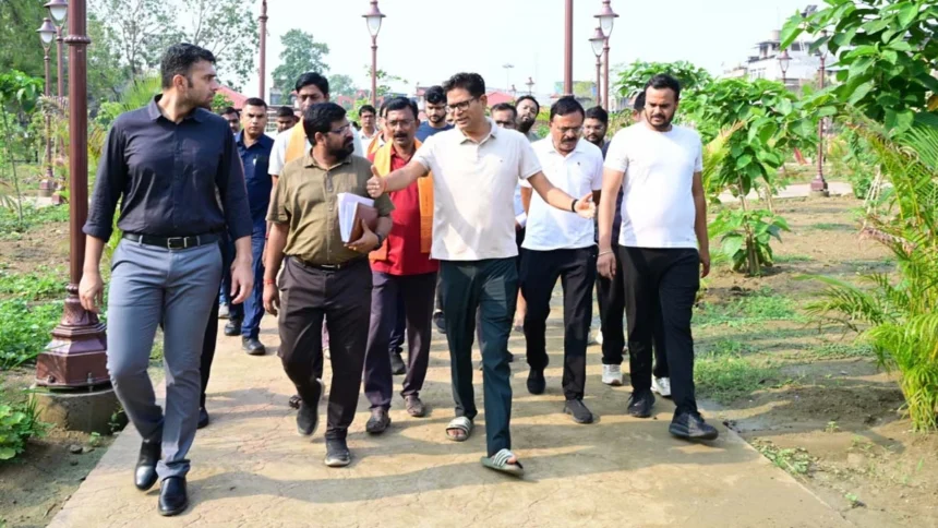 सिंदूर पार्क, मिनी स्टेडियम और पंचतत्व गार्डन सहित कई परियोजनाओं की प्रगति की समीक्षा की