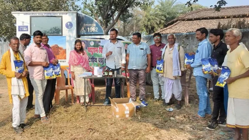 एक कॉल पर घर पहुंच रही पशु चिकित्सा सेवा, ग्रामीण पशुपालकों के लिए वरदान बनी मोबाइल यूनिट