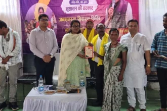 जनसमस्या निवारण शिविर में मोटराइज्ड ट्राईसाइकिल पाकर दिव्यांग पुनीत राम के चेहरे पर खिली मुस्कान