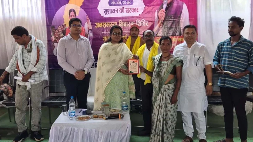 जनसमस्या निवारण शिविर में मोटराइज्ड ट्राईसाइकिल पाकर दिव्यांग पुनीत राम के चेहरे पर खिली मुस्कान