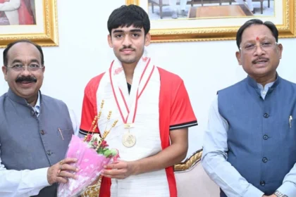 अंडर-18 एशिया कप विजेता हॉकी खिलाड़ी अवि मानिकपुरी ने मुख्यमंत्री विष्णुदेव साय से की सौजन्य भेंट