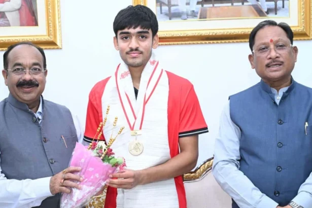 अंडर-18 एशिया कप विजेता हॉकी खिलाड़ी अवि मानिकपुरी ने मुख्यमंत्री विष्णुदेव साय से की सौजन्य भेंट