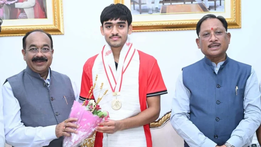 अंडर-18 एशिया कप विजेता हॉकी खिलाड़ी अवि मानिकपुरी ने मुख्यमंत्री विष्णुदेव साय से की सौजन्य भेंट