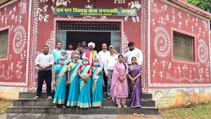 वन धन विकास केंद्र पनचक्की में मूल्य संवर्धन गतिविधियों का किया अवलोकन