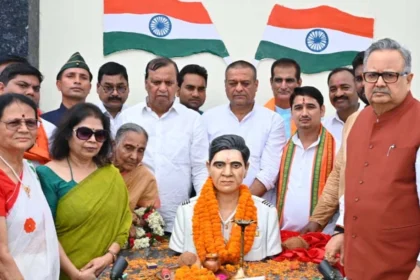 विधानसभा अध्यक्ष डॉ. रमन सिंह ने किया छत्तीसगढ़ महतारी और शहीद खोण्डे की प्रतिमा का अनावरण