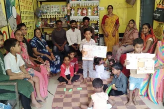 6 वर्ष पूर्ण कर चुके बच्चों को विद्यारंभ प्रमाण-पत्र देकर कराया जा रहा विद्यालय प्रवेश