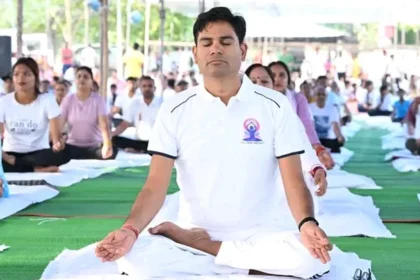 अंतर्राष्ट्रीय योग दिवस पर जनप्रतिनिधियों, अधिकारियों-कर्मचारियों और नागरिकों ने किया सामूहिक योगाभ्यास