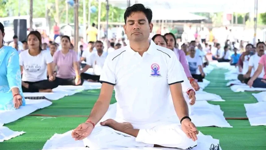 अंतर्राष्ट्रीय योग दिवस पर जनप्रतिनिधियों, अधिकारियों-कर्मचारियों और नागरिकों ने किया सामूहिक योगाभ्यास