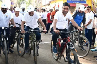 विधायक, कलेक्टर एवं जनप्रतिनिधियों ने हरी झंडी दिखाकर किया रवाना