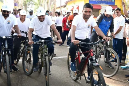 विधायक, कलेक्टर एवं जनप्रतिनिधियों ने हरी झंडी दिखाकर किया रवाना