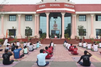 कैडेट्स, शिक्षकों एवं कर्मचारियों ने किया सामूहिक योगाभ्यास, स्वस्थ जीवनशैली अपनाने का लिया संकल्प