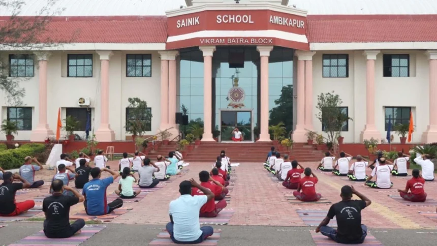 कैडेट्स, शिक्षकों एवं कर्मचारियों ने किया सामूहिक योगाभ्यास, स्वस्थ जीवनशैली अपनाने का लिया संकल्प