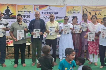 रंगोली, प्रश्नमंच एवं योगाभ्यास के माध्यम से विद्यार्थियों और ग्रामीणों को दिया गया स्वस्थ जीवन का संदेश